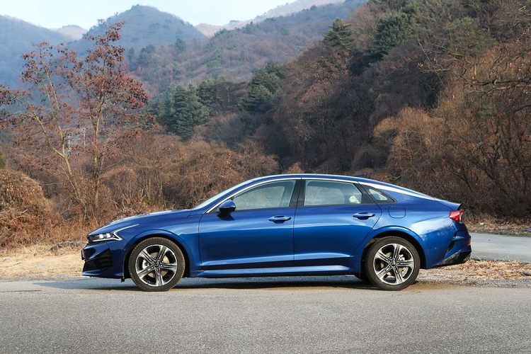 Một trong những chi tiết nổi bật trên Kia Optima/K5 2021 phải kể tới chính là cụm đèn hậu dạng LED với thiết kế hiện đại và có phần điệu đà của xe. Trên nhiều diễn đàn về xe, có khá nhiều ý kiến cho rằng Kia đang áp dụng phong cách thiết kế đèn theo chuẩn của Audi. Ngoài cụm đèn hậu, Kia Optima/K5 2021 cũng mang tới diện mạo hấp dẫn với bộ ống xả kép đặt cùng ốp kim loại và nan thoát gió giả được đặt cân đối hai bên hông xe...