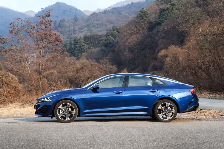 Một trong những chi tiết nổi bật trên Kia Optima/K5 2021 phải kể tới chính là cụm đèn hậu dạng LED với thiết kế hiện đại và có phần điệu đà của xe. Trên nhiều diễn đàn về xe, có khá nhiều ý kiến cho rằng Kia đang áp dụng phong cách thiết kế đèn theo chuẩn của Audi. Ngoài cụm đèn hậu, Kia Optima/K5 2021 cũng mang tới diện mạo hấp dẫn với bộ ống xả kép đặt cùng ốp kim loại và nan thoát gió giả được đặt cân đối hai bên hông xe...