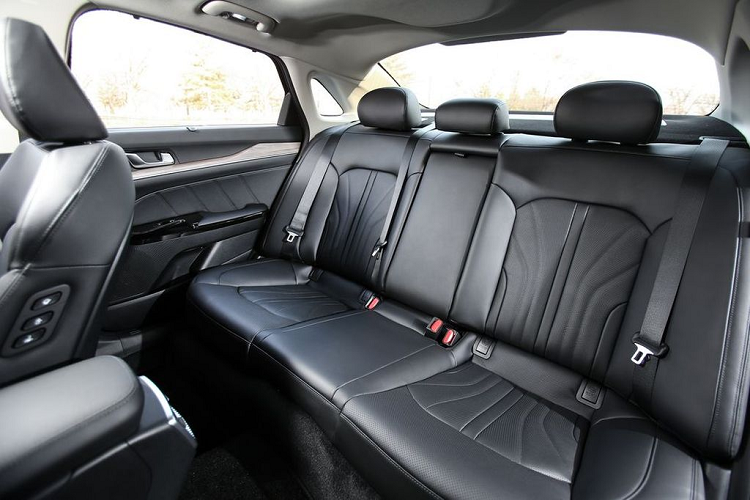 Không gian cabin của Kia Optima/K5 2021 là một trong những điểm nhận được rất nhiều sự quan tâm từ người dùng. Khoang cabin của xe mang hơi hướng thiết kế hiện đại và cao cấp với cách bố trí mọi chi tiết hợp lý, thuận mắt. Xe được trang bị sẵn một màn hình công-tơ-mét LCD 12.3 inch cùng màn hình giải trí 10.3 inch nối liền, tạo cảm giác tương đồng với những mẫu xe sang trọng từ phương tây.