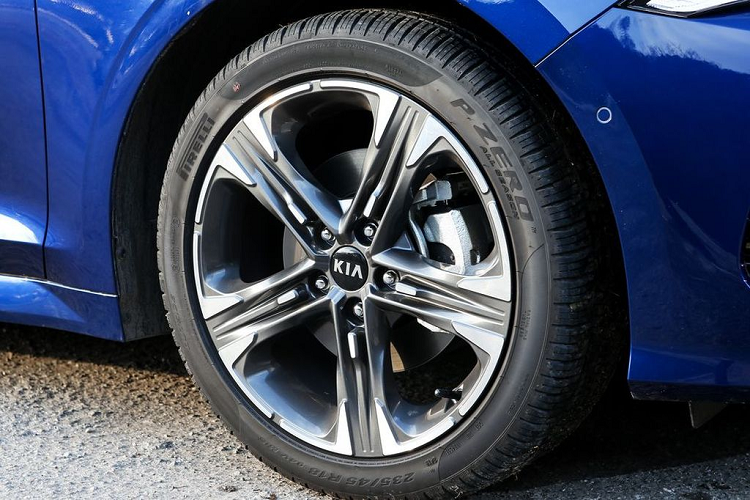 Về kích thước tổng thể, Kia Optima/K5 2021 có số đo DxRxC tương ứng 4.905 x 1.860 x 1.445 mm. Điều đó đồng nghĩa với việc Kia Optima/K5 2021 dài hơn 50 mm, rộng hơn 25 mm và chiều cao thấp hơn 20 mm so với thế hệ trước.