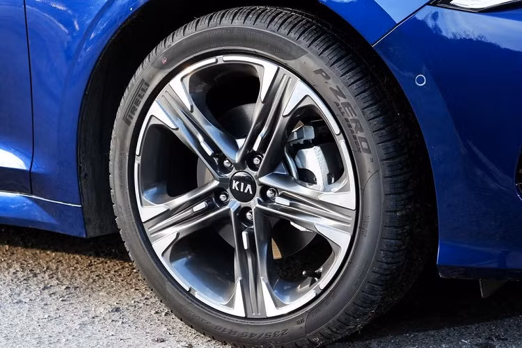 Về kích thước tổng thể, Kia Optima/K5 2021 có số đo DxRxC tương ứng 4.905 x 1.860 x 1.445 mm. Điều đó đồng nghĩa với việc Kia Optima/K5 2021 dài hơn 50 mm, rộng hơn 25 mm và chiều cao thấp hơn 20 mm so với thế hệ trước.