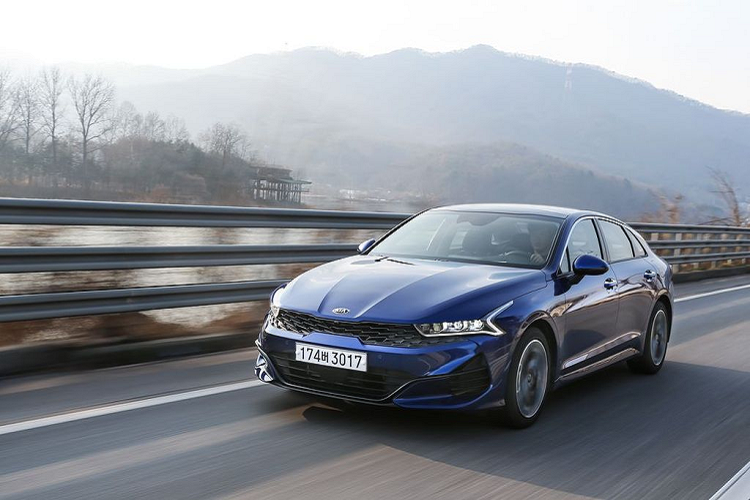 Tại Hàn Quốc, giá xe Kia Optima/K5 2021 chưa công bố, xe sử dụng động cơ 1.6L tăng áp, cho ra công suất 180 mã lực và 264 Nm mô-men xoắn cực đại. Đi kèm với đó là trang bị hộp số tự động 6 - 8 cấp mới. Ngoài ra, dự kiến Kia cũng sẽ sớm tung ra thêm 1 biến thể sử dụng động cơ 2.5L hút khí tự nhiên T-GDi với trang bị hộp số ly hợp kép 8 cấp và công suất 191 mã lực, 245 Nm mô-men xoắn.