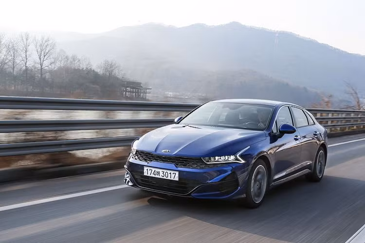 Tại Hàn Quốc, giá xe Kia Optima/K5 2021 chưa công bố, xe sử dụng động cơ 1.6L tăng áp, cho ra công suất 180 mã lực và 264 Nm mô-men xoắn cực đại. Đi kèm với đó là trang bị hộp số tự động 6 - 8 cấp mới. Ngoài ra, dự kiến Kia cũng sẽ sớm tung ra thêm 1 biến thể sử dụng động cơ 2.5L hút khí tự nhiên T-GDi với trang bị hộp số ly hợp kép 8 cấp và công suất 191 mã lực, 245 Nm mô-men xoắn.