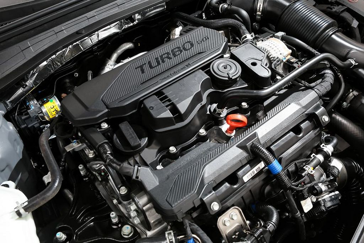 Về trang bị an toàn, cũng giống như bao mẫu xe tới từ Hàn Quốc khác, Kia Optima/K5 2021 được tích hợp sẵn hàng loạt các công nghệ xịn xò nhất, có thể kể tới như hệ thống hỗ trợ người lái - Advanced Driver Assistance Systems, gồm các chức năng điều khiển hành trình thông minh, cảnh báo/ hỗ trợ tránh va chạm trước, màn hình quan sát điểm mù, hệ thống hỗ trợ theo làn đường, hệ thống hỗ trợ lái xe trên đường cao tốc, hệ thống đỗ xe thông minh từ chìa khoá...