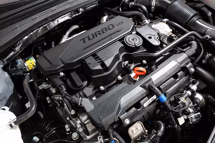 Về trang bị an toàn, cũng giống như bao mẫu xe tới từ Hàn Quốc khác, Kia Optima/K5 2021 được tích hợp sẵn hàng loạt các công nghệ xịn xò nhất, có thể kể tới như hệ thống hỗ trợ người lái - Advanced Driver Assistance Systems, gồm các chức năng điều khiển hành trình thông minh, cảnh báo/ hỗ trợ tránh va chạm trước, màn hình quan sát điểm mù, hệ thống hỗ trợ theo làn đường, hệ thống hỗ trợ lái xe trên đường cao tốc, hệ thống đỗ xe thông minh từ chìa khoá...