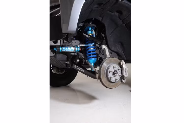 Chiếc xe bán tải PaxPower Jackal cũng đi kèm cùng các lá lò xo phuộc trước của Deaver, được quảng cáo với khả năng kiến tạo nên 1 cảm giác lái êm ái hơn đáng kế, phù hợp với những chuyến đi dài.