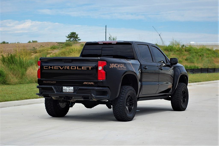 Cuối cùng, gói độ Cấp 3 sẽ có giá 34,950 USD (811 triệu đồng) và đương nhiên sẽ đi kèm nhiều nâng cấp nhất. Sự khác biệt đến ngay từ phần ngoại thất với thiết kế các cản mang tên gọi Addictive Desert Designs và một thanh đèn LED 40-inch. Bộ lốp được trang bị với kích thước lớn hơn - Toyo R/T 37-inch.