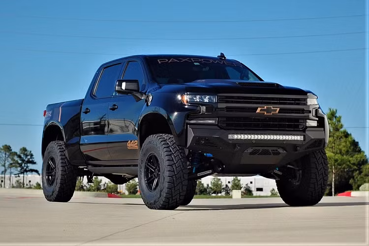 Cả ba biến thể sẽ đều sở hữu khối máy V8, dung tích 6.2 lít, được trang bị hiệu chuẩn của động cơ GM Performance, một hộc hút khí làm mát và một hệ thống ống xả kép. Điều này giúp tăng công suất chiếc xe lên tới 438 mã lực và mô-men xoắn 643 Nm. Nhờ lượng sức mạnh tăng cường, chiếc bán tải có thể tăng tốc từ 0 lên 96 km/h trong 5.7 giây.