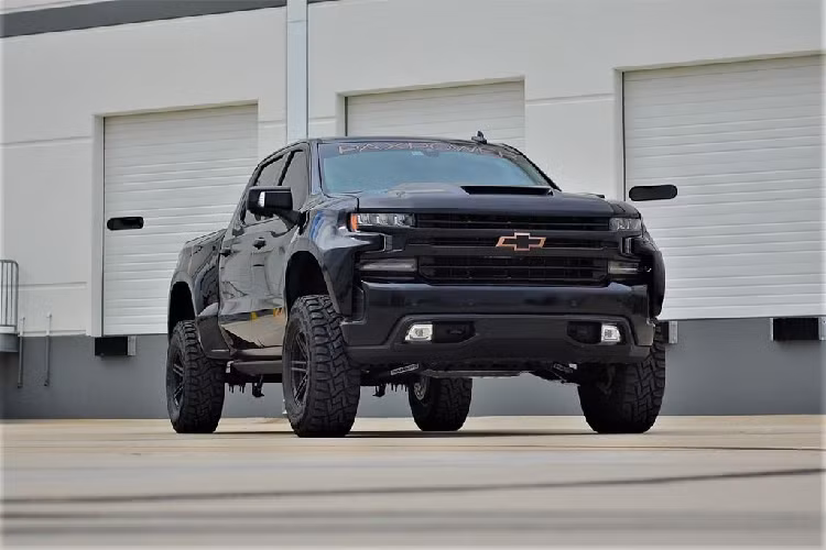 Được phát triển dựa trên mẫu Silverado, bán tải Jackal mới xuất hiện với 3 phiên bản khác nhau, hứa hẹn trở thành kẻ hủy diệt Ford Raptor.