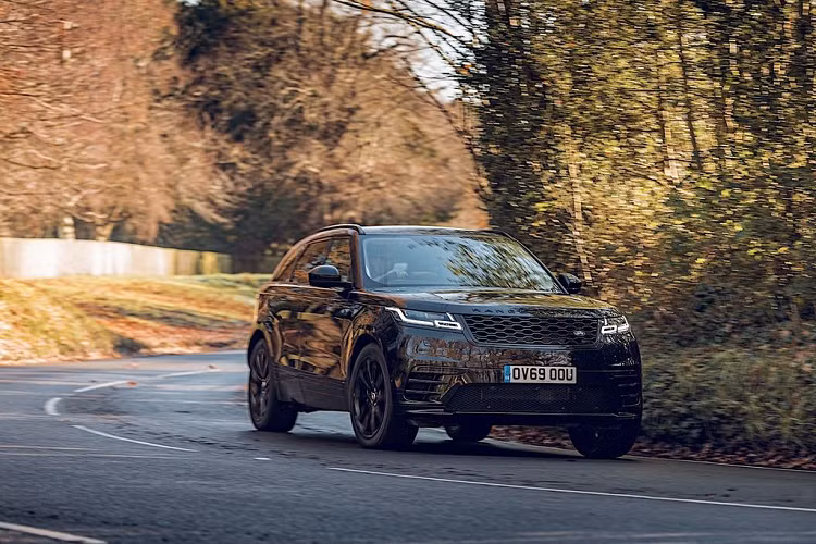 Trải qua 2 đời thế hệ, nhà sản xuất ôtô Anh Quốc đã chính thức quyết định hướng sự chú ý của thế giới một lần nữa tới Velar khi tung ra phiên bản sản xuất giới hạn, ngay trước dịp Giáng sinh. Với tên gọi Range Rover Velar R-Dynamic Black, phiên bản đặc biệt này sẽ được sản xuất với số lượng ít ỏi chỉ 500 chiếc.