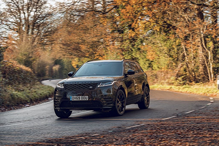 Khoang nội thất trên Range Rover Velar R-Dynamic Black cũng toát lên một vẻ đẹp chỉn chu và sang trọng, nổi bật với 2 tone màu đen – kem mà hãng gọi với cái tên “Ebony Morzine”. Trong khi cụm vô lăng được tích hợp hệ thống sưởi, ghế ngồi xuất hiện với bề mặt đục lỗ, tạo vẻ khỏe khoắn cho không gian tổng thể.