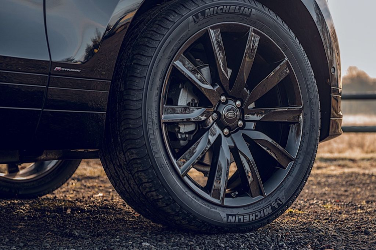 Bên cạnh lựa chọn màu sơn đen, chiếc Velar thú vị này còn có thêm một tùy chọn ngoại thất xám, cụ thể là hai màu Đen Santorini và Xám Eiger đặc trưng của nhà Jaguar Land Rover.