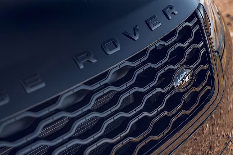 “Range Rover Velar R-Dynamic Black xây dựng dựa trên gói thiết kế phức tạp từ Velar với những nâng cấp đắt giá, là sản phẩm hoàn hảo cho những ai luôn đi tìm sự khác biệt,” trích lời phát biểu của Tổng giám đốc Jaguar Land Rover UK – ông Rawdon Glover.
