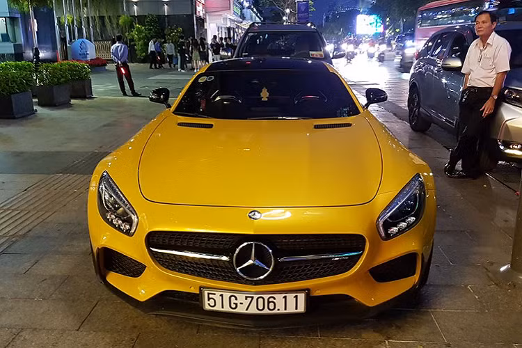 Mới đây, giới mê xe tại TP HCM đã bắt gặp hàng hiếm là chiếc siêu xe Mercedes-AMG GT S Edition-1 màu vàng tuyệt đẹp. Với số lượng lăn bánh trong nước chỉ dưới 4 chiếc, AMG GT S Edition-1 thực sự là mẫu xe chỉ dành cho những tay chơi đam mê tốc độ.