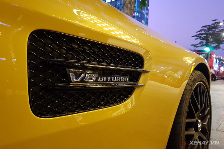 AMG GT S Edition-1 sở hữu cặp đèn chiếu sáng với ''mí mắt'' và 3 tinh cầu LED nhỏ bên dưới độc đáo, kết hợp với với biểu tượng ngôi sao ba cánh và thanh kim loại 2 bên trên dưới lưới tản nhiệt trước được thu nhỏ lại giúp đầu xe trông cân đối hơn.