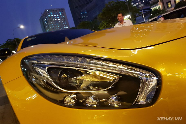 Mercedes-AMG GT S Edition-1 là phiên bản đặc biệt của siêu xe Mercedes-Benz AMG GT S. So với bản tiêu chuẩn, dòng Edition-1 có ngoại thất nổi bật hơn hẳn nhờ trần xe sợi carbon cao cấp thay vì cửa sổ trời panorama bằng kính thông thường. Hai ốp bên hông gió trước cũng được làm bằng carbon, tương tự vỏ gương chiếu hậu và cản sau. Đi kèm với đó là cản trước được nới ra giúp tăng tính khí động học cho xe.