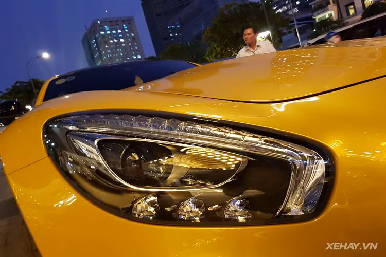 Mercedes-AMG GT S Edition-1 là phiên bản đặc biệt của siêu xe Mercedes-Benz AMG GT S. So với bản tiêu chuẩn, dòng Edition-1 có ngoại thất nổi bật hơn hẳn nhờ trần xe sợi carbon cao cấp thay vì cửa sổ trời panorama bằng kính thông thường. Hai ốp bên hông gió trước cũng được làm bằng carbon, tương tự vỏ gương chiếu hậu và cản sau. Đi kèm với đó là cản trước được nới ra giúp tăng tính khí động học cho xe.
