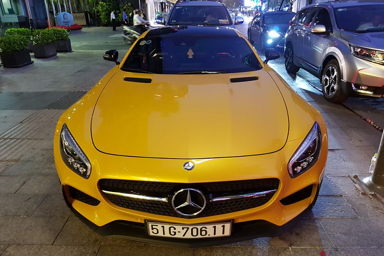 Về nguồn gốc, siêu phẩm Mercedes-AMG GT S Edition-1 trong bài viết ban đầu thuộc sở hữu của một nữ đại gia sinh sống ở Hải Phòng. Tại thời điểm về nước hồi năm 2015, xe có giá bán khoảng 8,6 tỷ đồng. Sau một thời gian lăn bánh, chủ nhân đầu tiên của xe đã quyết định bán lại cho một ông chủ công ty xe nhập khẩu tại quận 5, TP HCM