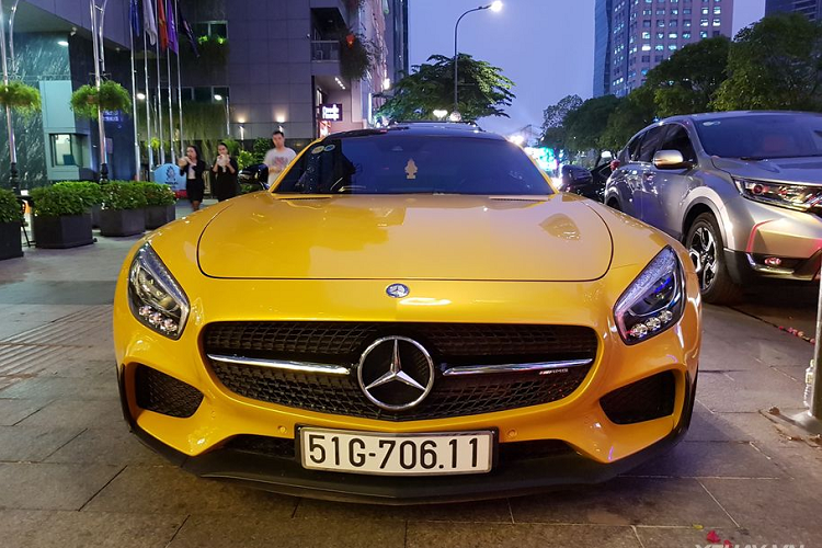 Trái tim của AMG GT S Edition 1 là khối động cơ V8, tăng áp kép, dung tích 4.0L cho công suất tối đa 510 mã lực và mô-men xoắn 650 Nm. Sức mạnh được truyền tới bánh thông qua hộp số ly hợp ké 7 cấp. Xe chỉ mất 3,8 giây để tăng tốc từ 0-100km/h trước khi đạt vận độ tối đa 310km/h.