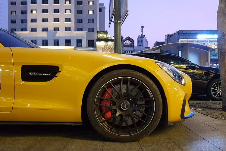 Mercedes-Benz AMG GT S Edition-1 được trang bị 4 chế độ lái bao gồm Comfort, Sport, Sport+ và Race.