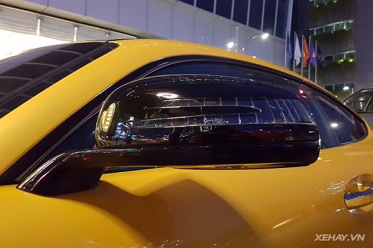 Hai bên sườn xe cũng được trang bị thêm viền ốp... Gương xe sơn đen tạo độ tương phản với màu ngoại thất. Cận cảnh bộ mâm đa chấu kèm ốp đầu trục logo "Sao ba cánh", má phanh sơn đỏ hiệu AMG đặc trưng của siêu phẩm Mercedes-Benz AMG GT S Edition-1