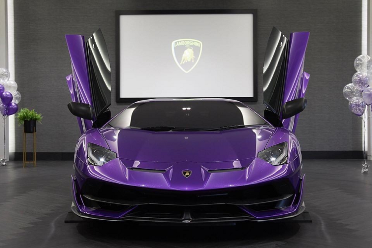 Sau khi bàn giao cặp đôi siêu xe Lamborghini Aventador SVJ đầu tiên và thứ hai cho giới nhà giàu ở Thái Lan, đại lý siêu xe Lamborghini ở đây đã tiếp tục tổ chức buổi trao chìa khoá siêu xe Lamborghini Aventador SVJ thứ 3 cũng là chiếc cuối cùng cho các doanh nhân Thái.