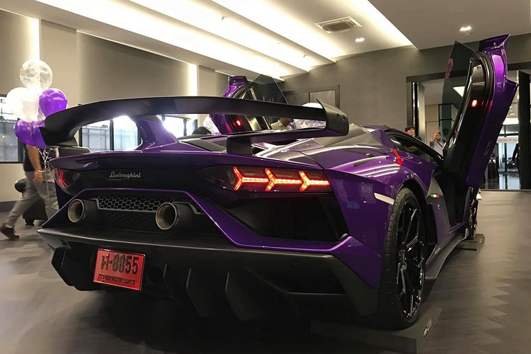 Giới nhà giàu Thái Lan đã nhận bàn giao chiếc thứ 3 với gam màu tím. Chủ nhân của xe cũng được tặng thêm bao đựng chìa khoá cùng màu với ngoại thất chiếc Lamborghini Aventador SVJ này.