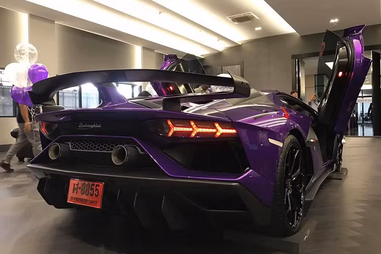 Giới nhà giàu Thái Lan đã nhận bàn giao chiếc thứ 3 với gam màu tím. Chủ nhân của xe cũng được tặng thêm bao đựng chìa khoá cùng màu với ngoại thất chiếc Lamborghini Aventador SVJ này.