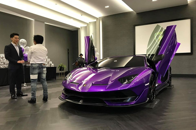 Như vậy, cả 3 chiếc siêu xe Lamborghini Aventador SVJ của giới nhà giàu Thái Lan đều có màu sơn không giống nhau. Màu sơn trên chiếc siêu xe Lamborghini Aventador SVJ thứ 3 tại Thái Lan là tím đi kèm nhiều chi tiết bằng carbon cùng bộ mâm đa chấu kép sơn đen. Chủ nhân siêu xe hàng hiếm Lamborghini Aventador SVJ thứ 3 về Thái Lan