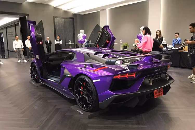 Ngoại thất chiếc Lamborghini Aventador SVJ thứ 3 tại Thái Lan mang màu Viola Aletheia. Ngoài ra còn có nhiều chi tiết bằng carbon nhám tạo điểm nhấn. Lamborghini Aventador SVJ chỉ có 963 chiếc được sản xuất. Chỉ có đúng 900 chiếc siêu xe Lamborghini Aventador SVJ bản tiêu chuẩn được sản xuất trên toàn thế giới.