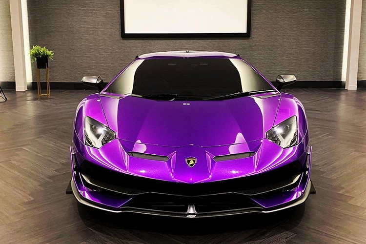 Chiếc Lamborghini Aventador SVJ tại một sự kiện siêu xe ở Thái Lan. Chiếc siêu xe Lamborghini Aventador SVJ thứ 3 được bàn giao cho đại gia Thái Lan vẫn được trang bị khối động cơ V12, hút khí tự nhiên, dung tích 6.5 lít quen thuộc trên những chiếc Aventador LP700-4 rất được ưa chuộng tại thị trường Việt Nam. Tuy nhiên, ở trên siêu xe Aventador SVJ, hãng Lamborghini đã tinh chỉnh lại khối động cơ này nhằm tạo ra công suất tối đa 770 mã lực, cao hơn 70 mã lực so với bản tiêu chuẩn.