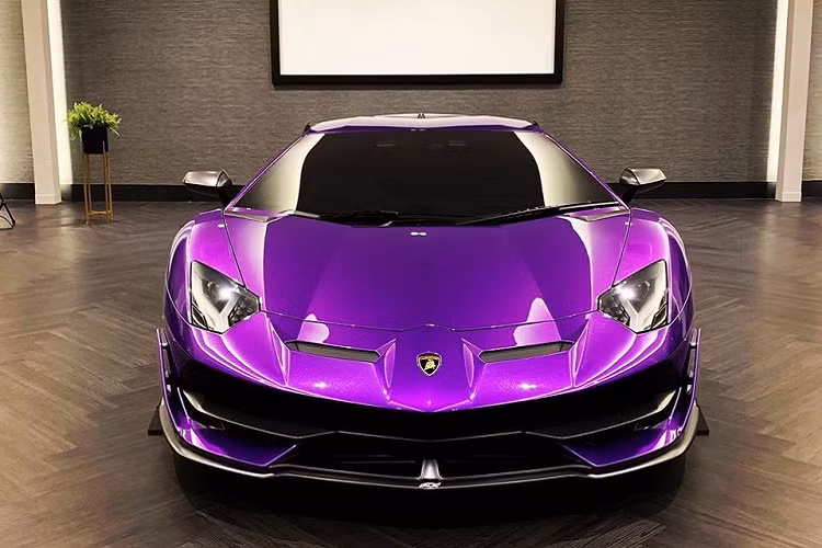 Chiếc Lamborghini Aventador SVJ tại một sự kiện siêu xe ở Thái Lan. Chiếc siêu xe Lamborghini Aventador SVJ thứ 3 được bàn giao cho đại gia Thái Lan vẫn được trang bị khối động cơ V12, hút khí tự nhiên, dung tích 6.5 lít quen thuộc trên những chiếc Aventador LP700-4 rất được ưa chuộng tại thị trường Việt Nam. Tuy nhiên, ở trên siêu xe Aventador SVJ, hãng Lamborghini đã tinh chỉnh lại khối động cơ này nhằm tạo ra công suất tối đa 770 mã lực, cao hơn 70 mã lực so với bản tiêu chuẩn.