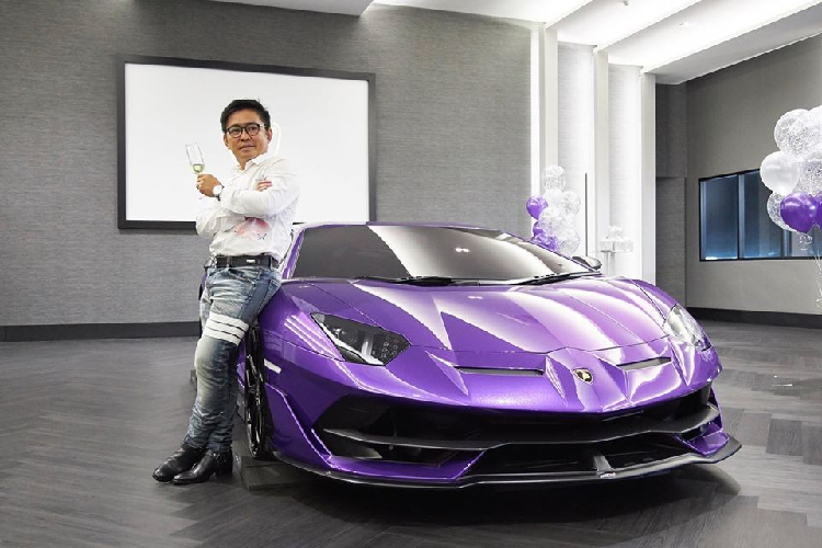 Siêu phẩm hàng hiếm Lamborghini Aventador SVJ thứ 3 về Thái Lan với màu sơn gây sốt. Khác với chiếc siêu xe Lamborghini Aventador SVJ đầu tiên mang màu xanh Blu Le Mans, chiếc thứ 2 sở hữu màu sơn đỏ Rosso Mars rực cháy, siêu phẩm Lamborghini Aventador SVJ thứ 3 về Thái Lan cũng có màu sơn gây sốt đó là Viola Aletheia.