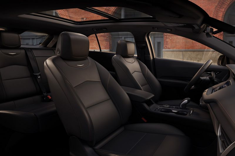 Ngoài chế độ lái địa hình chuyên dụng mới, Cadillac XT4 2020 cũng được bổ sung một vài tùy chọn sơn ngoại thất (vẫn chưa được tiết lộ), danh sách trang bị tiêu chuẩn trên XT4 có lẽ cũng sẽ hào phóng hơn trước.