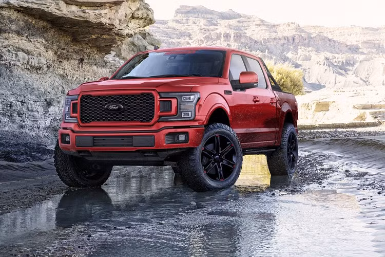 Bên cạnh 2 phiên bản hiệu suất cao của dòng Mustang, trong khuôn khổ SEMA 2019, Ford còn mang tới 3 phiên bản đặc biệt của dòng F-150, trong đó đầu tiên là phiên bản Lariat Sport Crew Cab. Điểm nổi bật về các trang bị của phiên bản này phải kể tới như hệ thống treo mới, hệ thống đèn LED trợ sáng, mâm xe Ford Performance kích cỡ 22 inch cùng lốp Mickey Thompson Baja ATZ P3. "Trái tim" của Ford F-150 Lariat Sport Crew Cab đến từ khối động cơ EcoBoost V6 3.5L cùng cặp ống xả cat-back của Ford Performance.