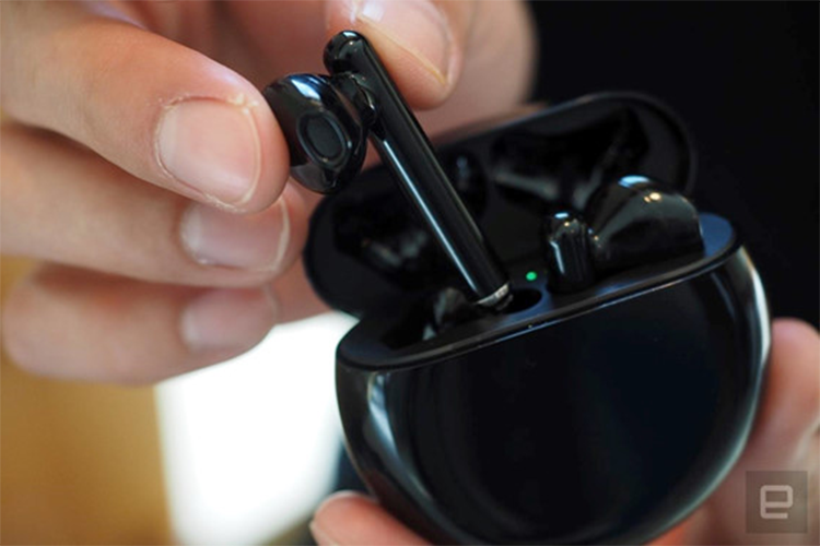 Bên cạnh đó, tai nghe còn được trang bị các cảm biến có thể tự động phát hiện người dùng đang nói từ đó khuếch đại âm thanh trong các cuộc gọi. Tính năng này giúp người dùng thực hiện trò chuyện rõ ràng hơn cả khi đang chạy bộ hay đạp xe.