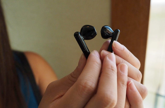 FreeBuds 3 của Huawei được trang bị chip Bluetooth 5.1 và Low Energy 5.1 giúp cho độ trễ thấp hơn các model khác đến 30% và mức tiêu thụ điện năng thấp hơn 50%. 