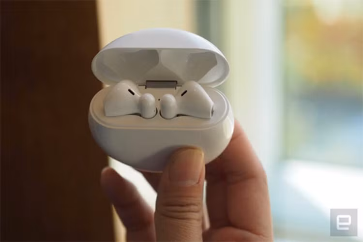 Theo biên tập viên Mat Smith của trang Engadget, ứng dụng điều khiển chiếc tai nghe này hoạt động khá tốt, người dùng cũng có thể điều chỉnh chế độ chống ồn chủ động. Tuy nhiên, hiện tại ứng dụng này chỉ có tiếng Trung Quốc. 