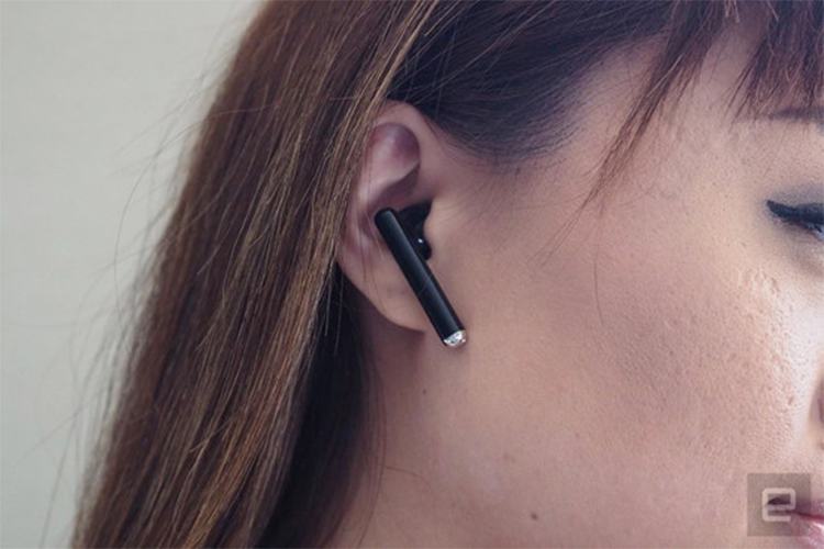 Điểm nổi bật của model này đến từ khả năng chống ồn chủ động. Tính năng này không được quá nhiều hãng trang bị lên các mẫu tai nghe True Wireless. Theo đó, FreeBuds 3 có thể làm giảm tiếng ồn xung quanh khoảng 15 dB cho mỗi tai nghe.