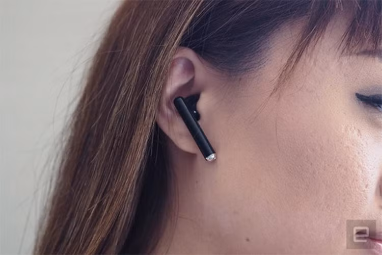 Điểm nổi bật của model này đến từ khả năng chống ồn chủ động. Tính năng này không được quá nhiều hãng trang bị lên các mẫu tai nghe True Wireless. Theo đó, FreeBuds 3 có thể làm giảm tiếng ồn xung quanh khoảng 15 dB cho mỗi tai nghe.