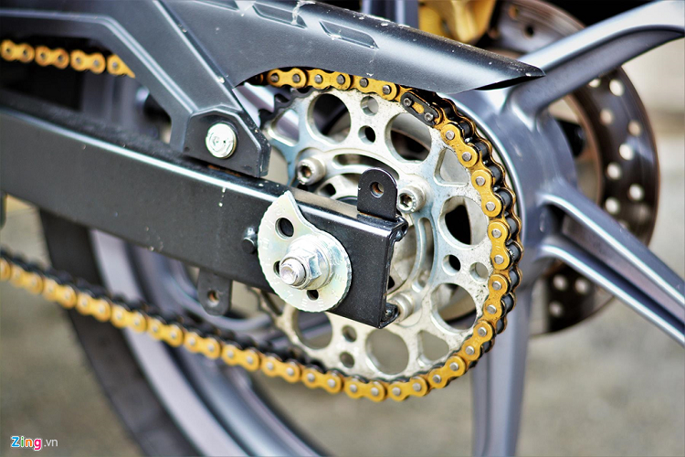 Nhông sau được làm từ nhôm CNC với kiểu dáng lạ mắt và khối lượng giảm đi đáng kể. Dây sên cũng được chủ nhân thay thế bằng loại màu vàng đồng, giúp hòa hợp với tổng thể của xe. 