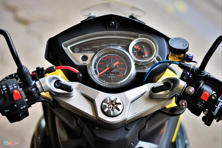 Để tăng thêm tính thể thao và khả năng vận hành cho X1R, chủ nhân đã lắp thêm cùm ga tăng tốc đến từ thương hiệu Domino nổi tiếng của Italy. Cùm tăng tốc cho phép rút ngắn quãng đường vặn ga, từ đó giúp người lái dễ dàng tăng tốc hơn. Loại cùm tăng tốc Domino 1 dây ga có giá gần 2 triệu đồng.