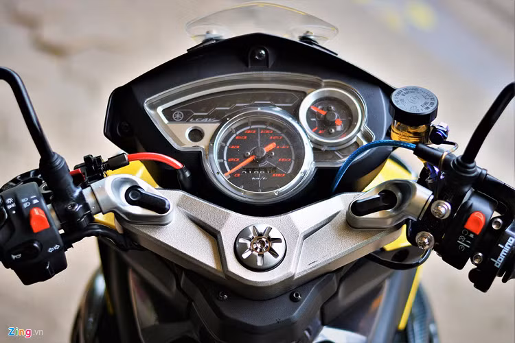 Để tăng thêm tính thể thao và khả năng vận hành cho X1R, chủ nhân đã lắp thêm cùm ga tăng tốc đến từ thương hiệu Domino nổi tiếng của Italy. Cùm tăng tốc cho phép rút ngắn quãng đường vặn ga, từ đó giúp người lái dễ dàng tăng tốc hơn. Loại cùm tăng tốc Domino 1 dây ga có giá gần 2 triệu đồng.