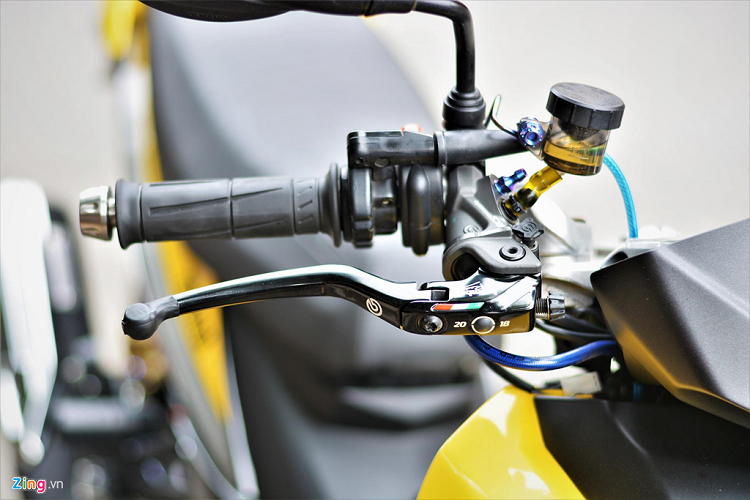 Cùm phanh này đặc biệt với 3 tùy chọn lực phanh khác nhau cùng khả năng chống gãy nếu xảy ra té ngã. Giá bán trên thị trường khoảng 7 triệu đồng. Phía bên tay trái là hệ thống cùm côn CRG GP Clutch cho phép tăng chỉnh dây côn dễ dàng thông qua hệ thống nút gạt. Trên đầu tay côn và tay phanh đều được chủ nhân bọc một lớp cao su nhằm giúp bảo vệ, chống trầy xước khi lưu thông trên đường. Cùm côn CRG GP Clutch chính hãng có giá bán lên đến 8,5 triệu đồng.