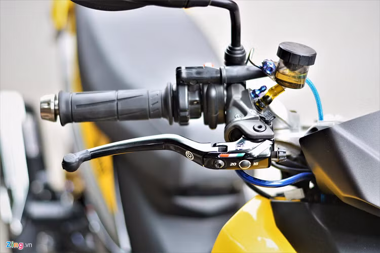 Cùm phanh này đặc biệt với 3 tùy chọn lực phanh khác nhau cùng khả năng chống gãy nếu xảy ra té ngã. Giá bán trên thị trường khoảng 7 triệu đồng. Phía bên tay trái là hệ thống cùm côn CRG GP Clutch cho phép tăng chỉnh dây côn dễ dàng thông qua hệ thống nút gạt. Trên đầu tay côn và tay phanh đều được chủ nhân bọc một lớp cao su nhằm giúp bảo vệ, chống trầy xước khi lưu thông trên đường. Cùm côn CRG GP Clutch chính hãng có giá bán lên đến 8,5 triệu đồng.