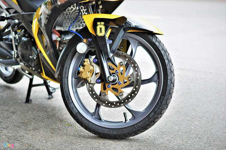 Dàn chân của xe nổi bật với bộ ốc trang trí làm từ vật liệu titan với màu tím đặc trưng, mâm xe cũng được lấy từ mẫu xe côn tay 2 thì Yamaha Y125Z.