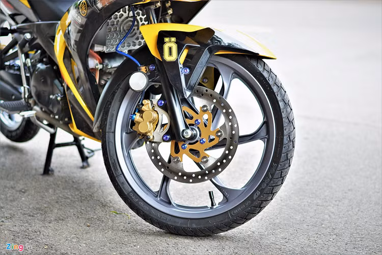 Dàn chân của xe nổi bật với bộ ốc trang trí làm từ vật liệu titan với màu tím đặc trưng, mâm xe cũng được lấy từ mẫu xe côn tay 2 thì Yamaha Y125Z.