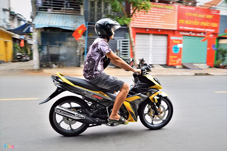 Chiếc X1R này còn vô cùng may mắn khi sở hữu biển số xe tứ quý 9. Với những chiếc xe biển số đẹp, chủ nhân có thể dễ dàng bán lại với giá gấp vài lần giá trị của chiếc xe. Tư thế lái của Yamaha X1R tương tự những chiếc hyper underbone khác như Suzuki Raider, Honda Sonic... So với Exciter 135, X1R có ghi đông thấp hơn, tạo tự thế lái hơi chồm về phía trước. 