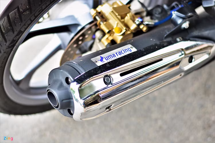 Xe được trang bị ống xả đến từ thương hiệu Uma Racing, ống xả mới có kiểu dáng không khác gì ống xả theo xe. Tuy nhiên cấu tạo bên trong hoàn toàn khác biệt giúp tăng thêm công suất. 