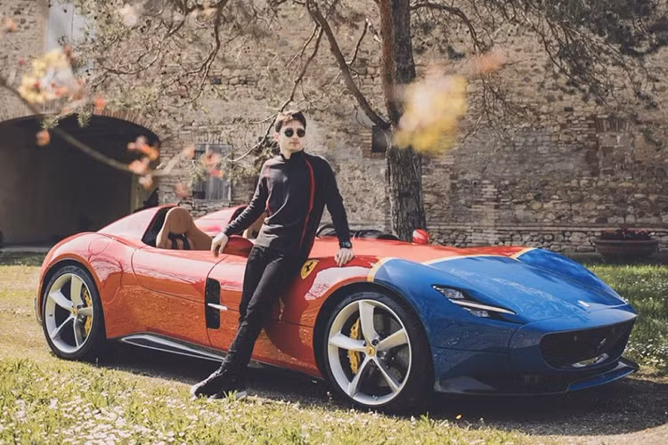 Chiếc Ferrari Monza SP2 mới này khá độc đáo với màu áo được lấy cảm hứng từ chiếc Ferrari 290MM đời 1956. Chiếc xe mang màu chủ đạo là màu đỏ Rosso Corsa truyền thống cùng màu xanh ở phần đầu xe và đường kẻ ngăn màu màu vàng nổi bật. Hai màu sắc này đã được kết hợp với nhau một các hài hòa trên chiếc Ferrari SP2.